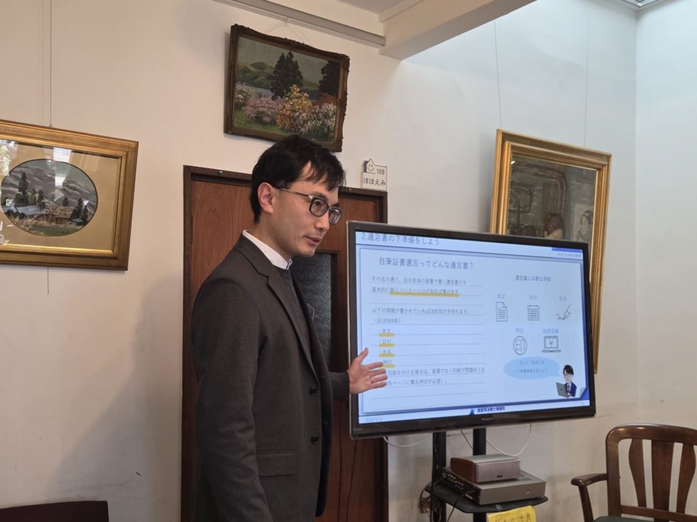 モニターの内容を説明する講師・高橋朋宏